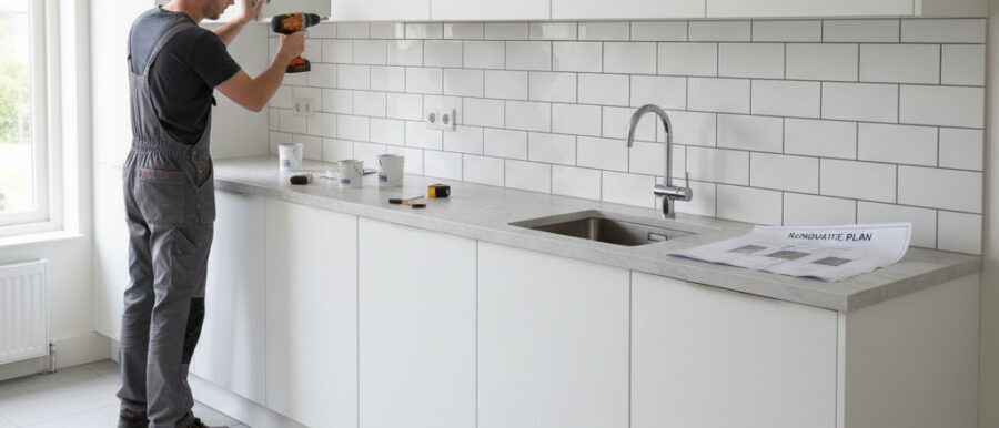 Keuken opknappen goedkoop begint slim.​ Wij van Renovatie Nu maken je keuken fris met keukenrestyling,&hellip;