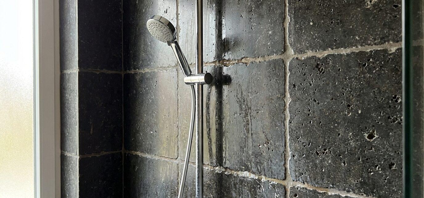 Wat zijn badkamer keuzes die onderhoud lastig maken