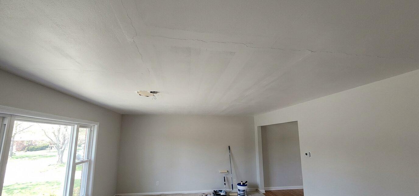 10 fouten bij plafondafwerking die het resultaat verstoren. Veelgemaakte problemen uitgewerkt met praktische herkenning