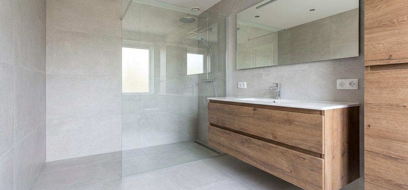 Badkamer renovatie Sprang Capelle doe je met Renovatie Nu.​ Wij leveren strak ontwerp, sterke planning&hellip;