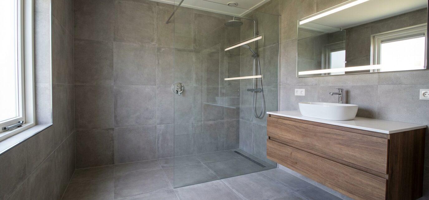 Wij van Renovatie Nu maken jouw Badkamer renovatie Uffelte helder en vlot. Jij krijgt een&hellip;