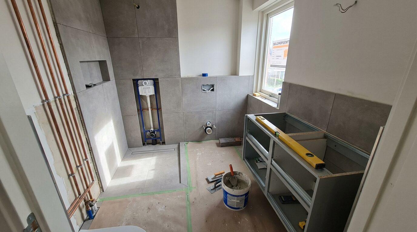 Badkamer renovatie Drouwenerveen begint bij Renovatie Nu. Wij maken een slim ontwerp en regelen tegelwerk&hellip;